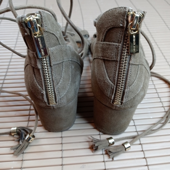 MICHAEL MICHAEL KORS MIRABEL SUEDE STRAPPY SANDALS - SIZE 10M TAN. A1pem - Picture 9 of 10
